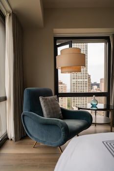 Premium bedding, pillowtop beds, minibar, in-room safe at Thompson Chicago, by Hyatt