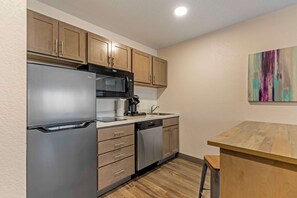 Laptop workspace, blackout drapes, iron/ironing board, free WiFi