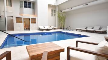 Innenpool, geöffnet von 07:00 Uhr bis 21:00 Uhr, Liegestühle