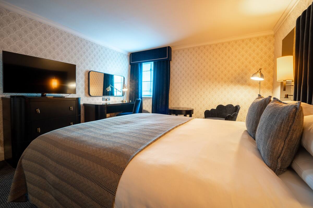 club double room, 1 king bed | hypo-allergenic bedding, in-room safe, desk, soundproofing