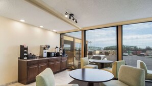 Breakfast area - Rodeway Inn & Suites Portland - Jantzen Beach (Portland)