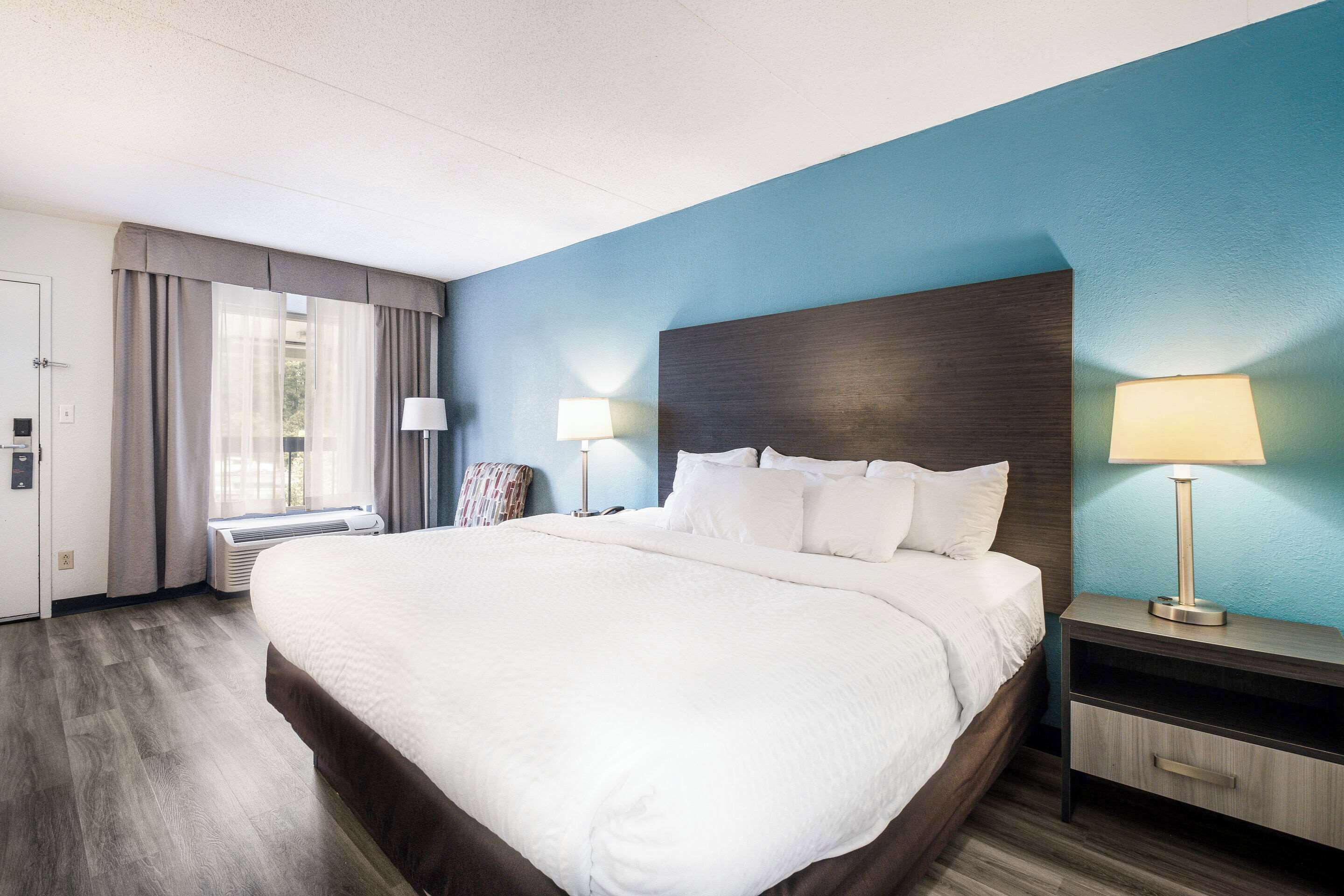 Standaard kamer, 1 kingsize bed, niet-roken | Luxe beddengoed, donsdekens, pillowtop-bedden, een bureau