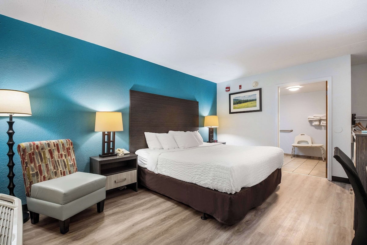 Premium bedding, down duvets, pillow-top beds, desk