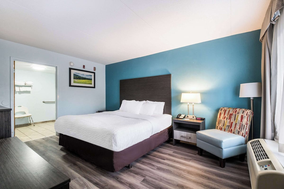 Premium bedding, down duvets, pillow-top beds, desk