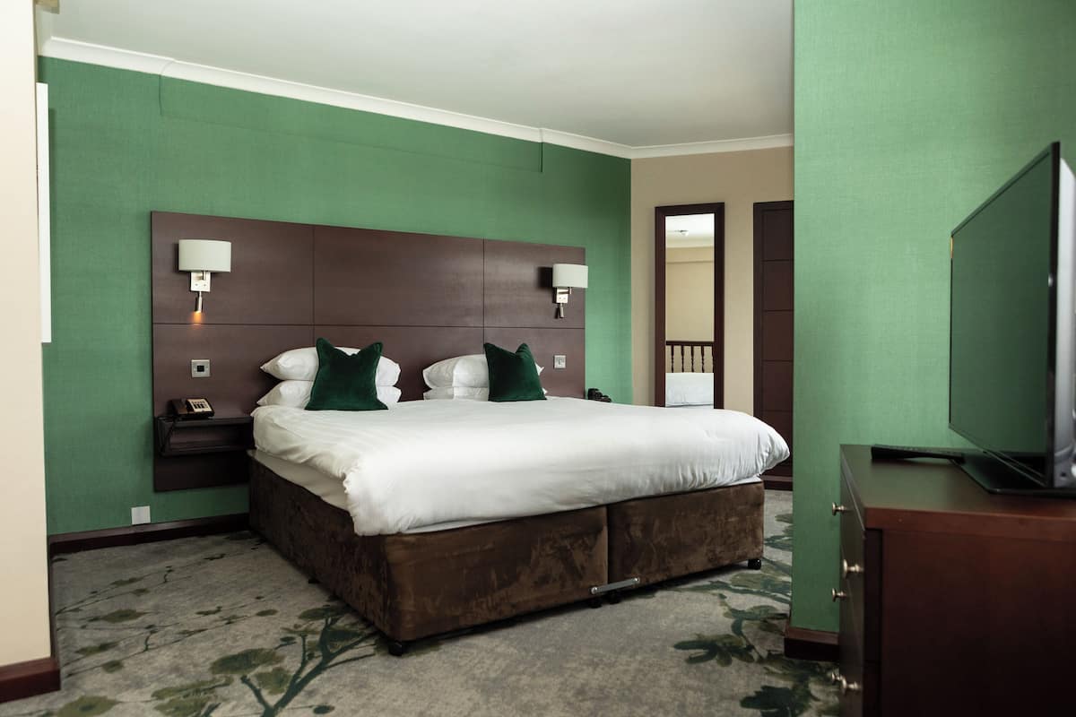 Duplex Suite | Seprai premium, brankas, meja kerja, dan ruang kerja ramah laptop