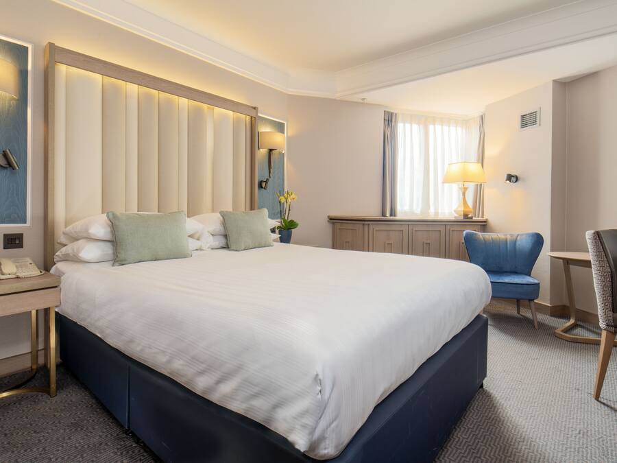 Premium bedding, in-room safe, desk, laptop workspace
