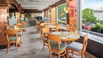 Se ofrece un desayuno bufé (20 GBP por persona)