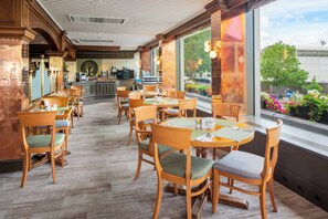 Café da manhã com buffet todos os dias (GBP 20 por pessoa) 