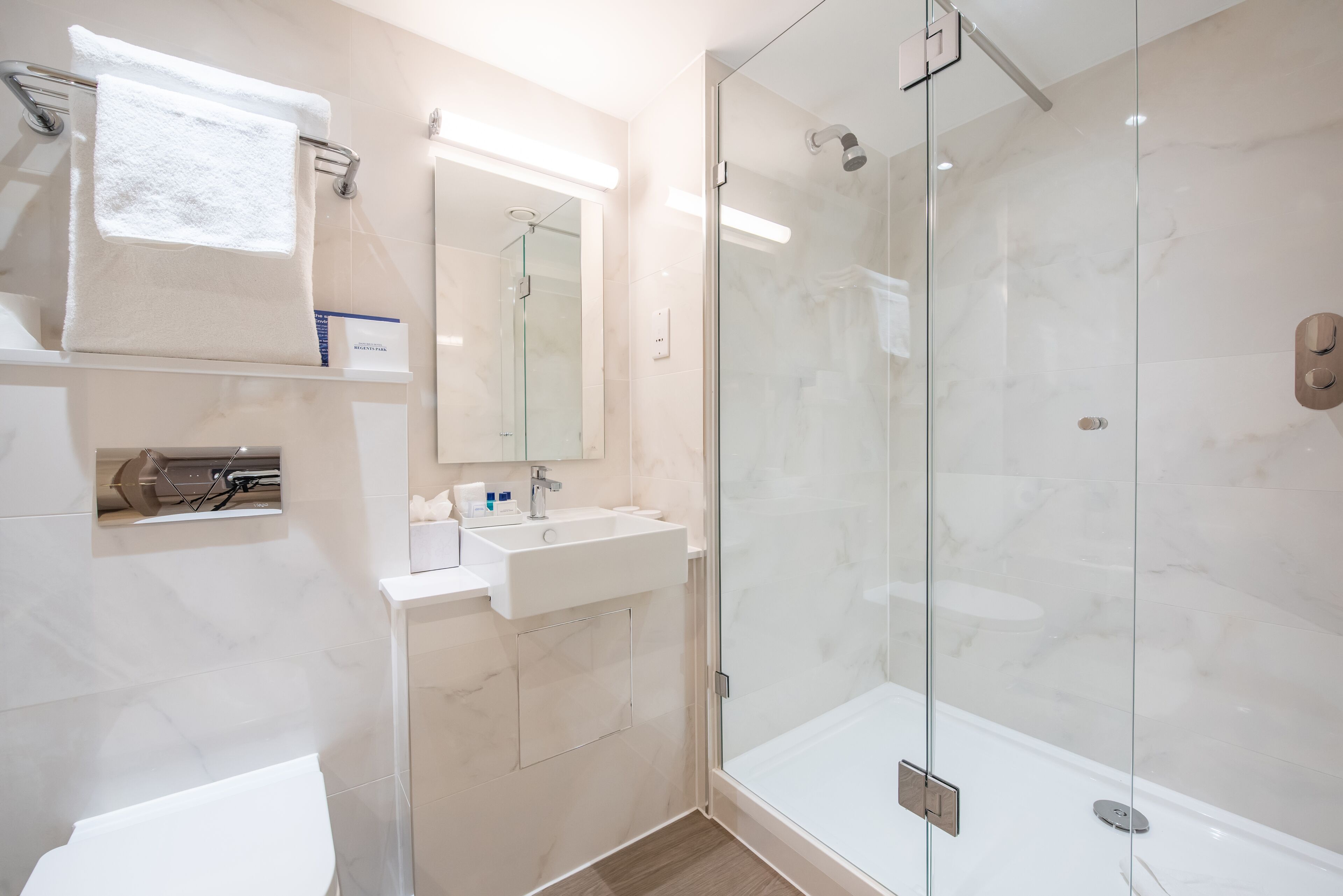 standard double room | bathroom | combined shower/bathtub, free toiletries, hair dryer, towels