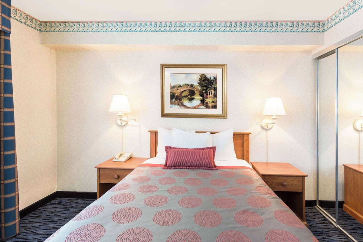 Egyptian cotton sheets, premium bedding, pillowtop beds, in-room safe