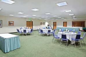 Banquet hall - Ramada by Wyndham Kent Seattle Area (Kent)