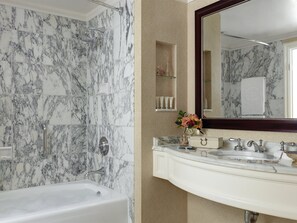 Deluxe Double Room | Bathroom