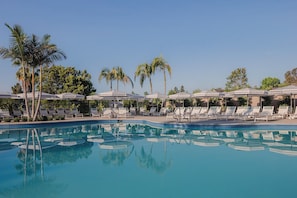 Piscine extérieure, chaises longues