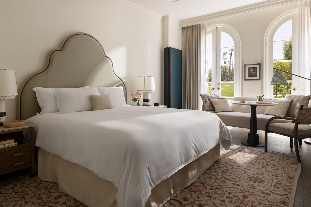 Deluxe Room, 1 King Bed, Patio
