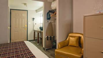 Quarto, 2 camas Queen | Cofres nos quartos, escrivaninha, cortinas blackout