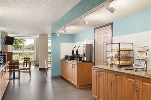 Desayuno continental gratuito y diario