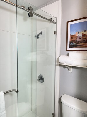Eco-friendly toiletries, hair dryer, towels, soap - La Quinta Inn by Wyndham Stockton (Stockton)