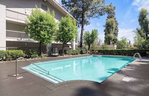 Seasonal outdoor pool - La Quinta Inn by Wyndham Stockton (Stockton)