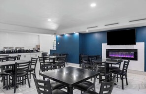 Free daily buffet breakfast  - La Quinta Inn by Wyndham Stockton (Stockton)