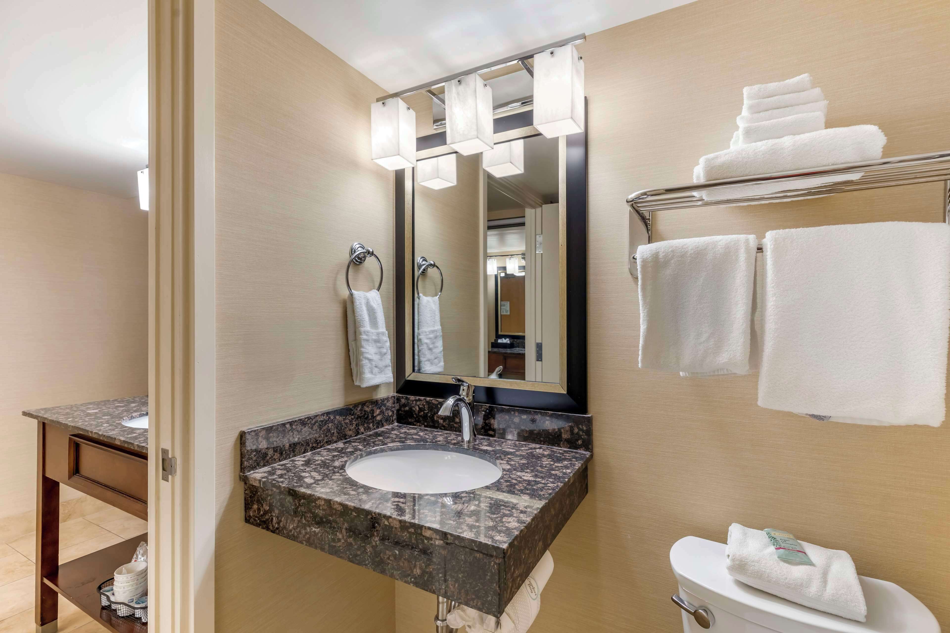 standard room, 1 king bed, non smoking | bathroom | combined shower/bathtub, deep-soaking bathtub, rainfall showerhead