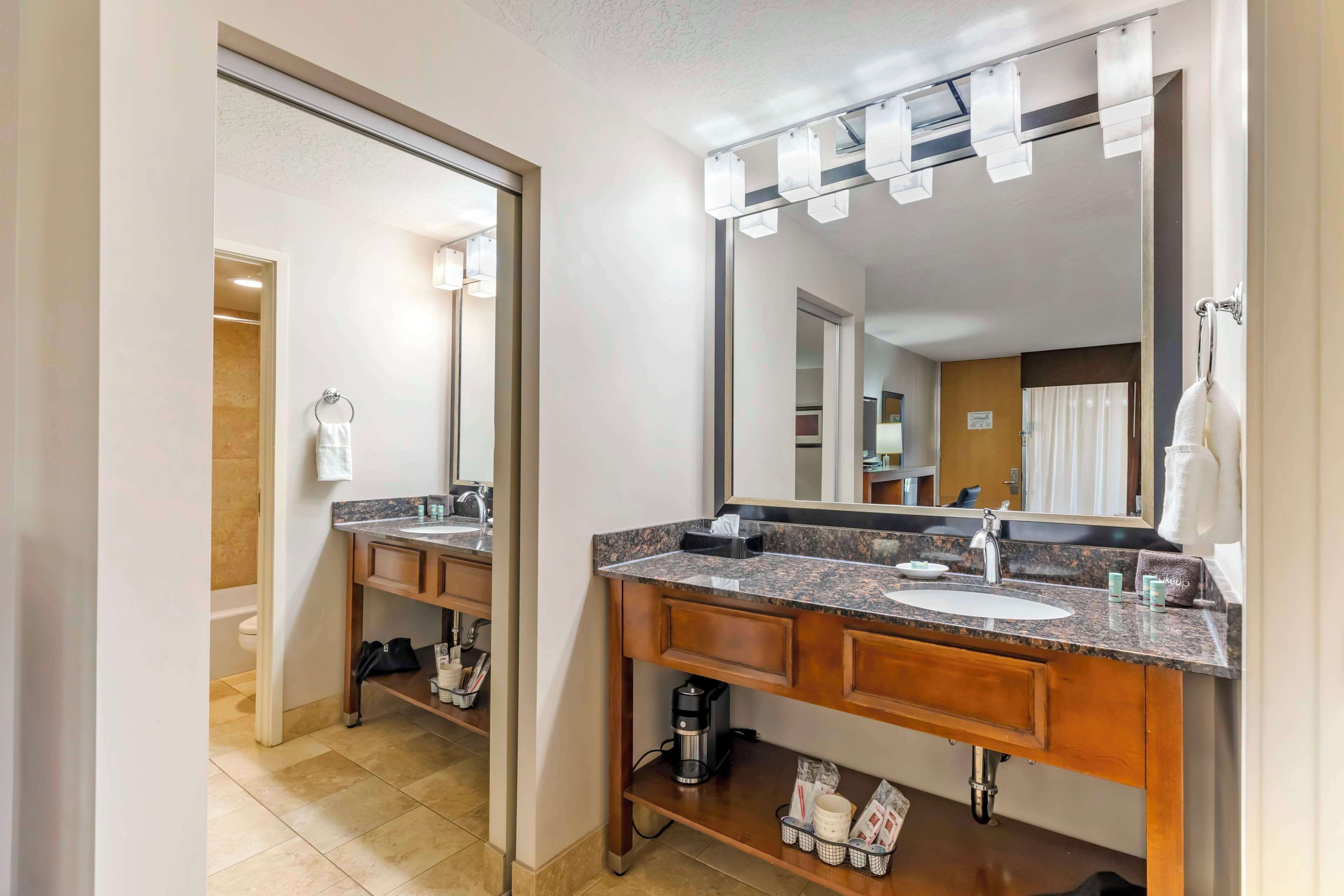 standard room, 1 king bed, non smoking | bathroom | combined shower/bathtub, deep-soaking bathtub, rainfall showerhead