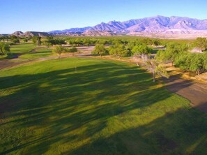 A golf course with a mountainous backdrop. - Motel 6 Safford, AZ (Safford)
