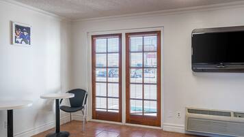 Petit déjeuner, déjeuner et dîner servis sur place