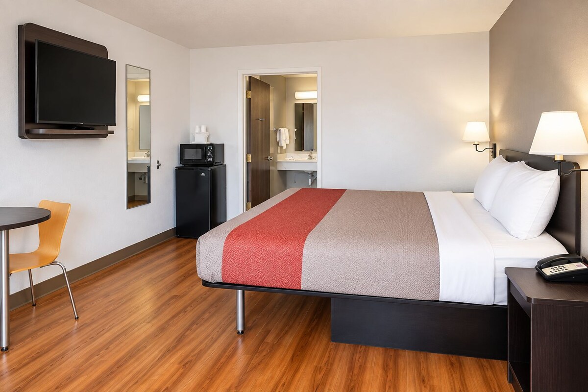 Deluxe Room, 1 King Bed, Accessible, Non Smoking | Blackout drapes, WiFi (free), alarm clocks, bed sheets