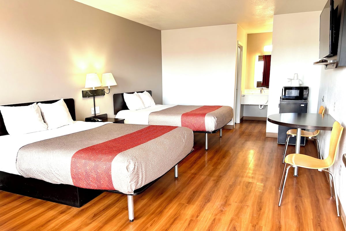 Blackout drapes, free WiFi, bed sheets, alarm clocks
