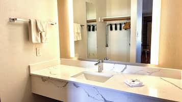 Bañera con ducha, toallas, jabón, papel higiénico