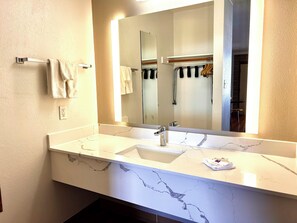 Combined shower/tub, towels, soap, toilet paper - Motel 6 Safford, AZ (Safford)