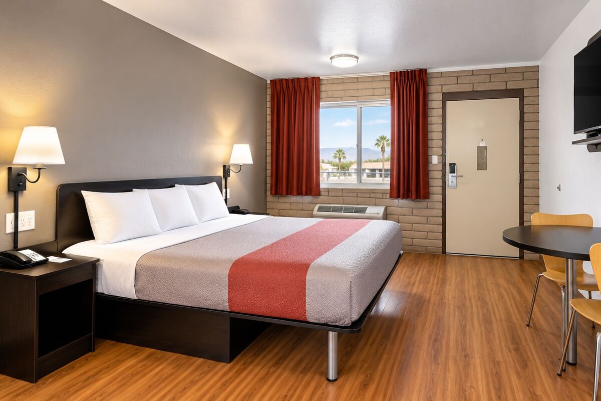 Deluxe Room, 1 King Bed, Non Smoking, Refrigerator & Microwave | Blackout drapes, WiFi (free), alarm clocks, bed sheets