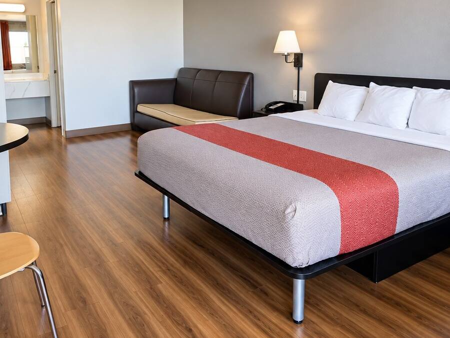 Deluxe Room, 1 King Bed, Non Smoking, Refrigerator & Microwave | Blackout drapes, WiFi (free), alarm clocks, bed sheets