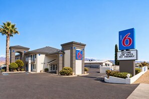 A motel with a '6' sign, a welcoming message, and a number '1570' on the building. - Motel 6 Safford, AZ (Safford)