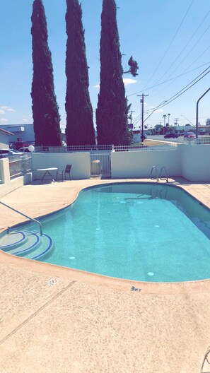 Seasonal outdoor pool - Motel 6 Safford, AZ (Safford)