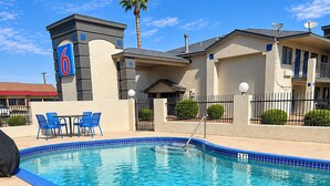 Seasonal outdoor pool - Motel 6 Safford, AZ (Safford)
