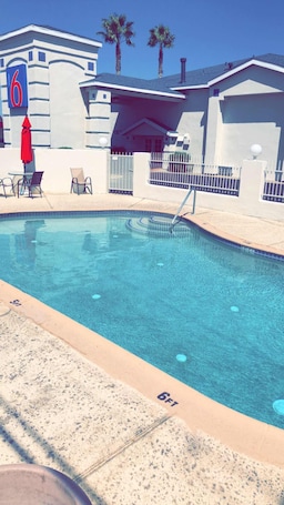 Una piscina al aire libre de temporada