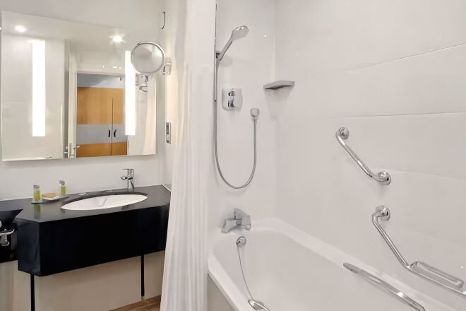 Bathroom | Combined shower/tub, free toiletries, hair dryer, towels