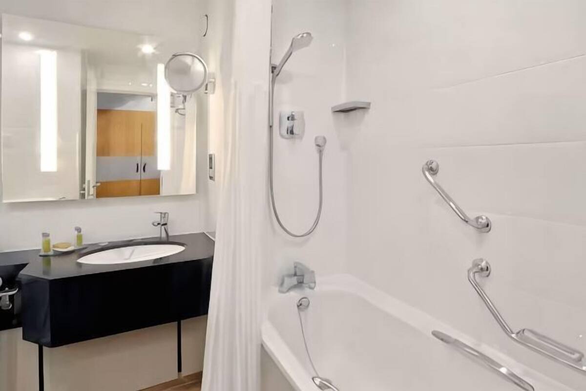 Bathroom | Combined shower/bathtub, free toiletries, hair dryer, towels