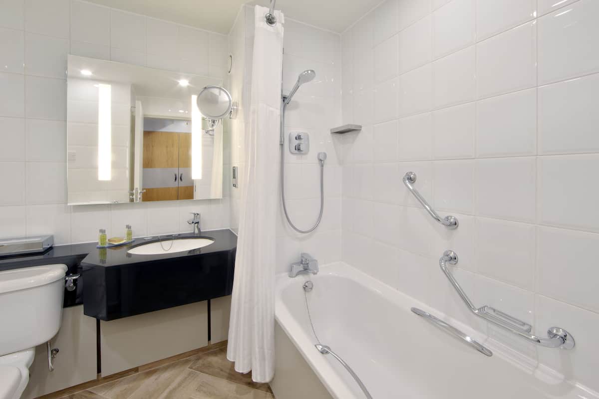 combined shower/bathtub, free toiletries, hair dryer, towels