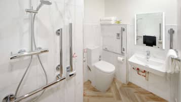 Un baño moderno con ducha, inodoro y lavabo.