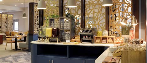 Serveert ontbijt, lunch en diner