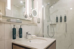 Combined shower/bathtub, free toiletries, hair dryer, towels