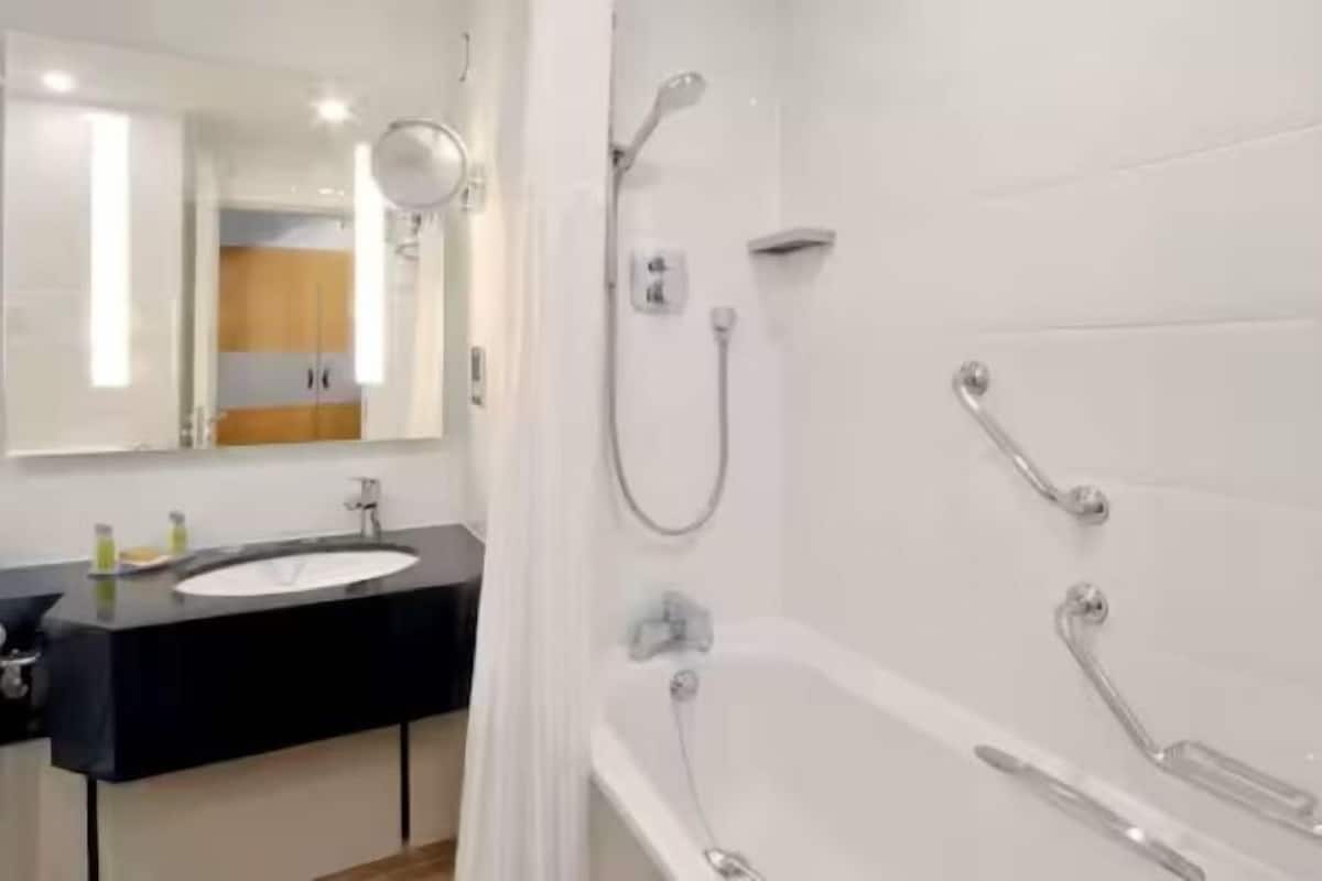 Bathroom | Combined shower/tub, free toiletries, hair dryer, towels