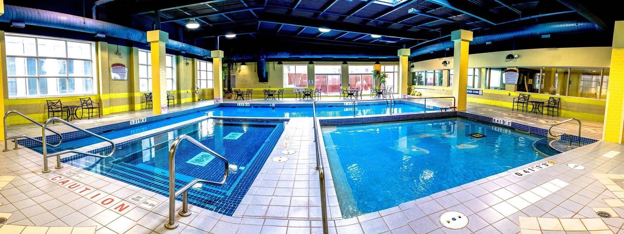 Una piscina techada, una piscina al aire libre