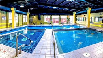 Una piscina techada, una piscina al aire libre