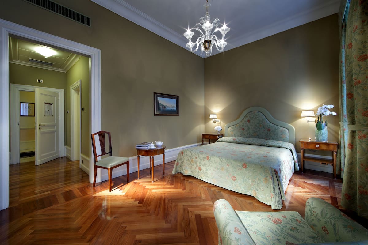 Premium bedding, down comforters, minibar, in-room safe
