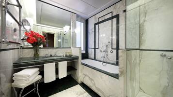 Junior Suite, Sea View | Bathroom | Eco-friendly toiletries, bidet, towels