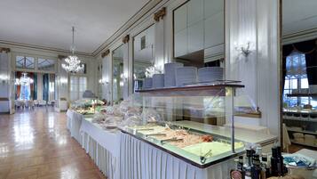 Petit déjeuner buffet (30 EUR par personne)