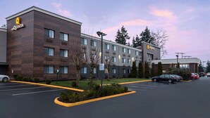 A hotel with a modern design, featuring a prominent 'La Quinta' sign, a parking lot, and a well-maintained lawn area. - La Quinta Inn by Wyndham Everett (Everett)